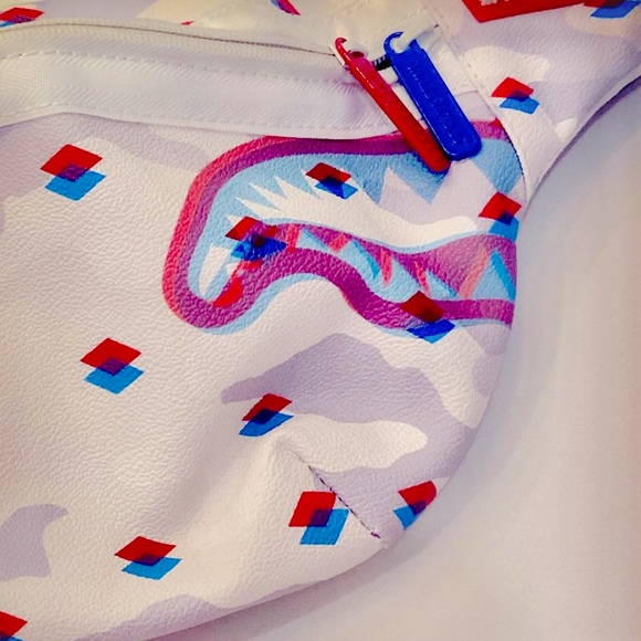 ❤️💙 LIMITED EDITION SPRAY GROUND Fanny Pack - Picture 7 of 8